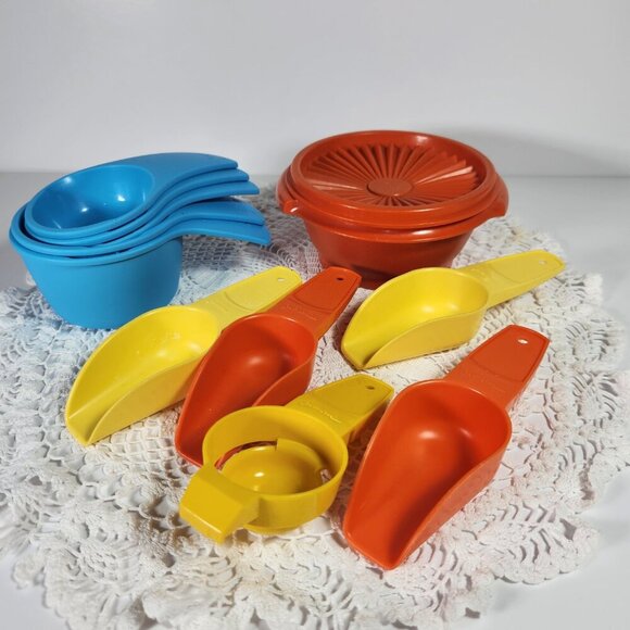 Tupperware Lot Cream Sugar Scoops Egg Seperator Measuring Mates Cups Vintage - Picture 2 of 13
